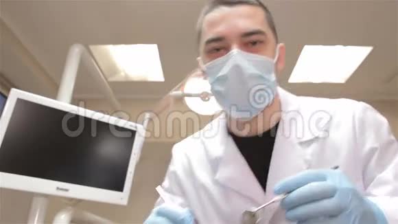 牙医检查病人视频的预览图