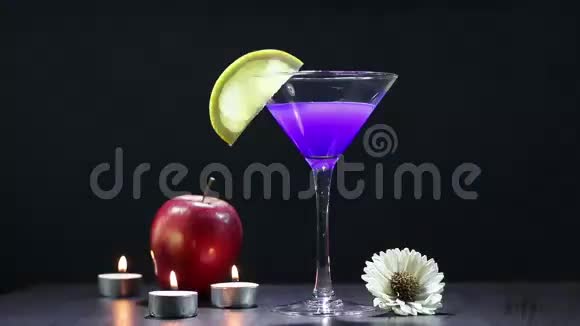 静物夜总会闪光灯紫色马提尼蜡烛苹果花视频的预览图