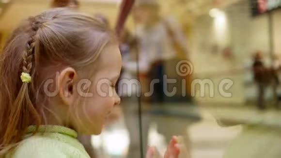 女孩热情地俯视着贸易商店中心的行人视频的预览图