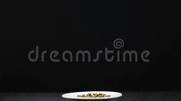 狗在桌子上吃菜偷食物视频的预览图