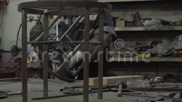 男铁匠正在加工他的新锻造产品视频的预览图