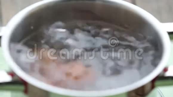 在水中煮沸的棕色鸡蛋视频的预览图