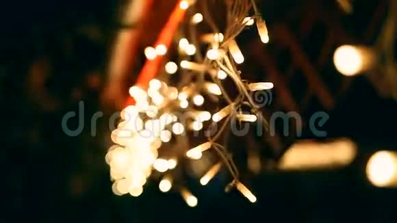夜间花园树上悬挂装饰户外弦灯视频的预览图