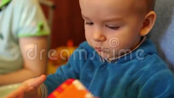 小孩一边玩玩具一边喂粥视频的预览图