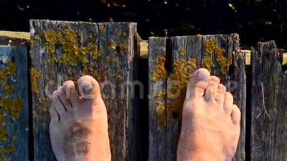 用脚趾头移动的木板赤脚视频的预览图