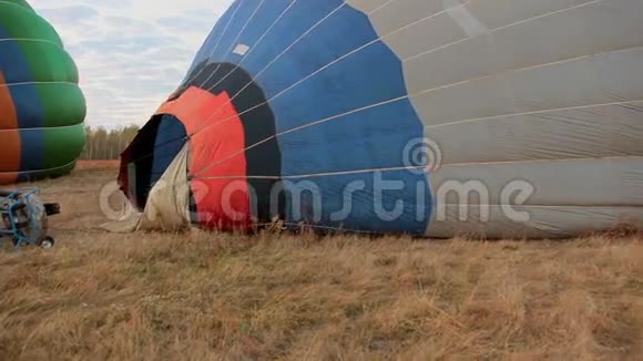 热气球正准备在大草地上飞行视频的预览图
