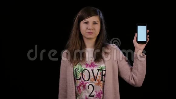 一位女士用白色屏幕指着手机视频的预览图