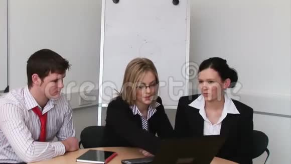 商务人员在一个会议3视频的预览图