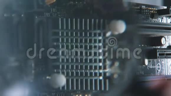 芯片和处理器正在详细考虑中主板正在修理中视频的预览图