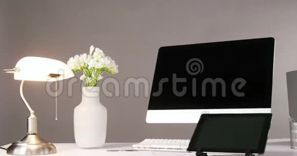 电脑数码平板电脑台灯及花瓶视频的预览图
