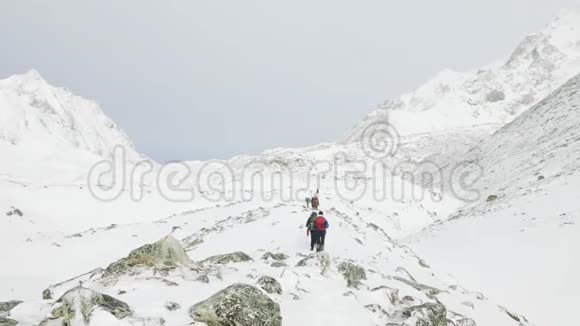 尼泊尔拉克山口的背包客海拔5100米马纳斯鲁电路跋涉区视频的预览图
