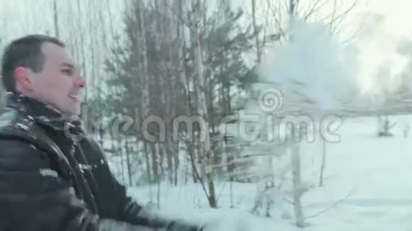 在冬天的森林里情侣们玩得很开心视频的预览图