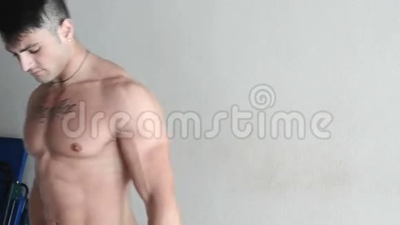 肌肉发达的年轻人用哑铃锻炼二头肌视频的预览图