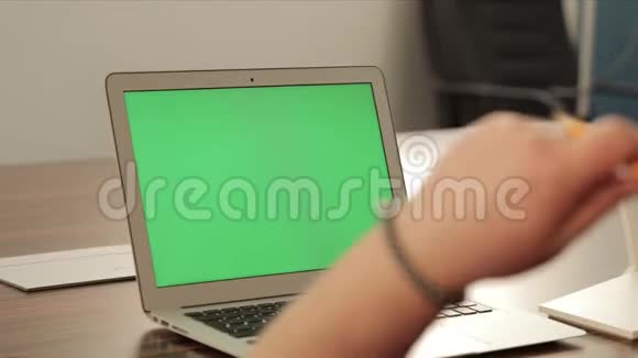 创意经理工作商业概念自信的年轻人在他的笔记本电脑上用彩色钥匙绿色屏幕视频的预览图
