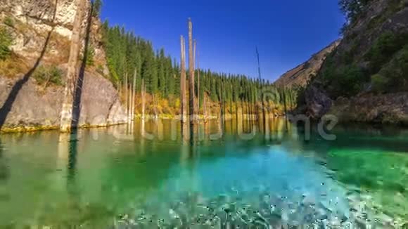 秋天在哈萨克斯坦山区的凯迪湖4时间推移2016年9月哈萨克斯坦阿拉木图和阿斯塔纳视频的预览图
