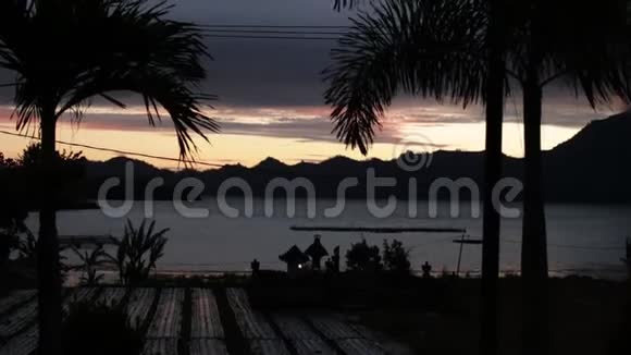 美丽的日出在山上和火山巴图尔在巴厘岛的诺什印度尼西亚视频的预览图
