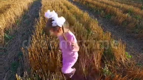 戴墨镜的女孩子在干净的田野里偷偷溜叭花麦秆抓脚视频的预览图
