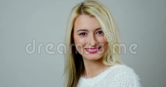 一个女人的特写照片微笑着做着有趣的脸视频的预览图
