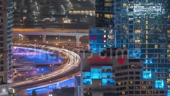 在JBR和迪拜码头的桥梁上的交通在空中夜间时间推移视频的预览图