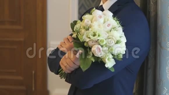 在室内的婚礼照片会议期间有个房间视频的预览图