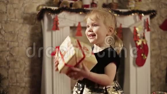 带礼盒的快乐小女孩视频的预览图