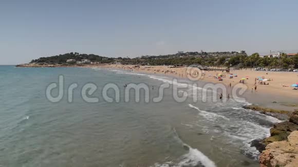 Arrabassada海滩的度假者西班牙著名的金色沙滩之一视频的预览图
