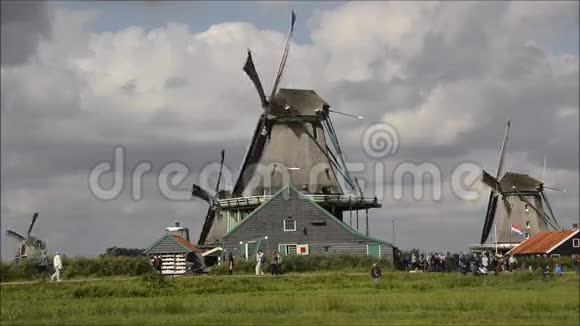 荷兰的风车在荷兰ZaanseSchans的运河上转动视频的预览图
