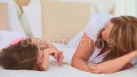 小女孩和她的祖母一起笑视频的预览图