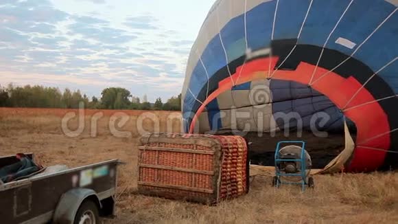 飞行前地面上的热气弥漫着一个大气球视频的预览图