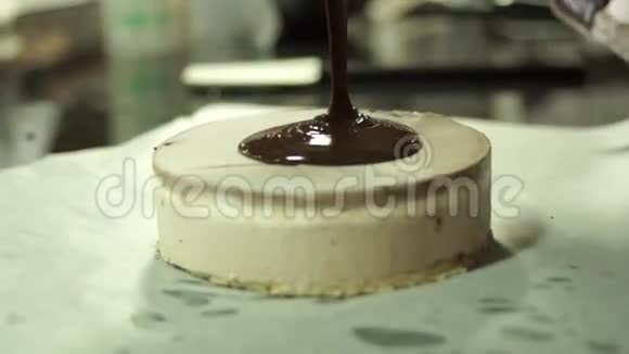 填满蛋糕层制作巧克力层蛋糕视频的预览图