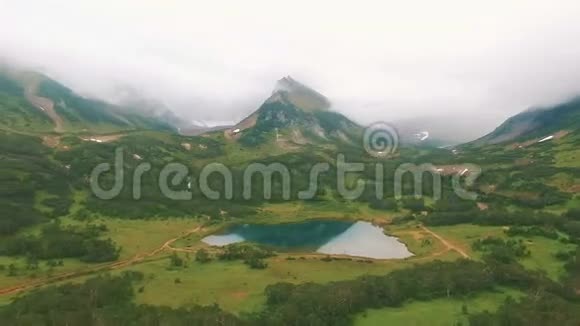 空中观景台湖中山的倒影靠近dron瀑布视频的预览图