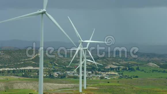 现代科技风能发电美丽绿色乡村景观视频的预览图