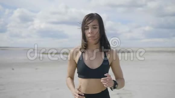 女孩正沿着湖岸奔跑视频的预览图