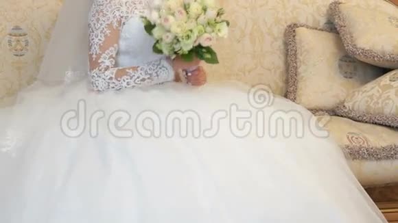 在室内拍照期间新娘坐在沙发上视频的预览图
