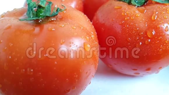 红番茄熟湿水慢动作健康转视频的预览图