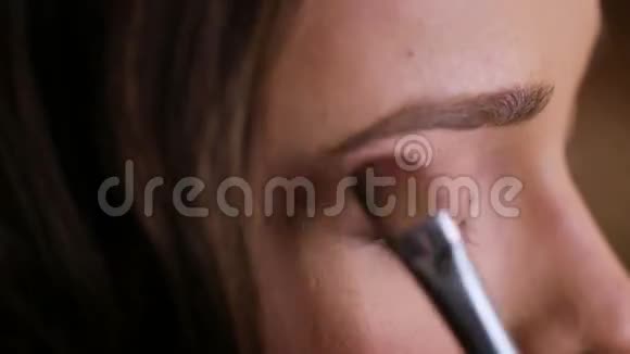 为一位年轻漂亮的女士做化妆的职业化妆师视频的预览图