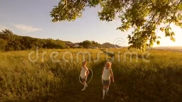 两个女孩玩呼啦圈视频的预览图