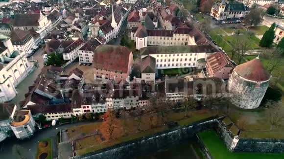 神奇的4k空中无人驾驶飞机沿河建造教堂的中世纪古城景观视频的预览图