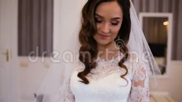 年轻的新娘化妆和美丽的发型摆在相机和微笑视频的预览图