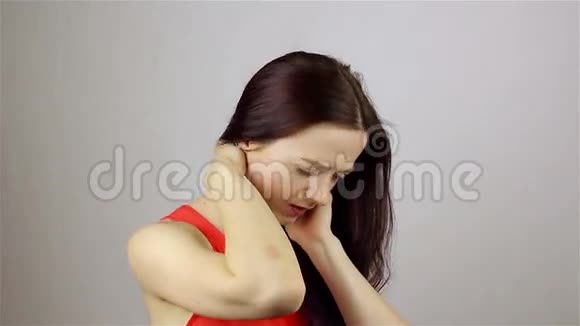 颈部关节疼痛的年轻女子视频的预览图