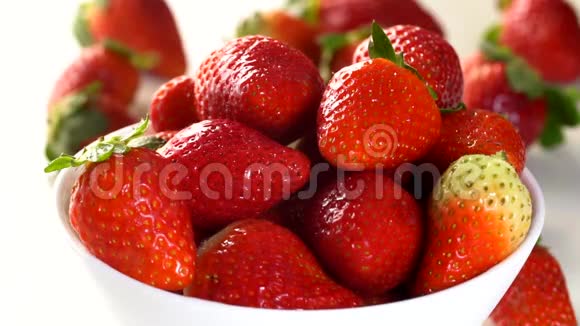 尚蒂利在草莓上缓慢下落视频的预览图
