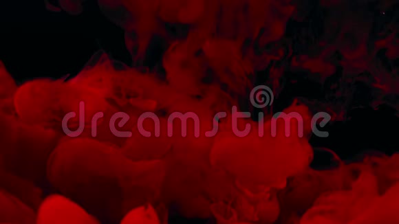 抽象的红墨水溅在水中的黑色背景上动作缓慢视频的预览图