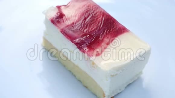 旋转盘和一块方形奶油蛋糕视频的预览图