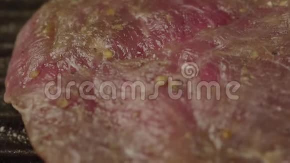 鲜肉牛排加香料视频的预览图