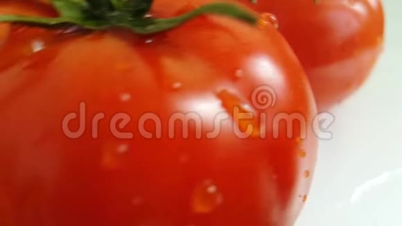 红番茄熟湿有机水慢动作健康转视频的预览图
