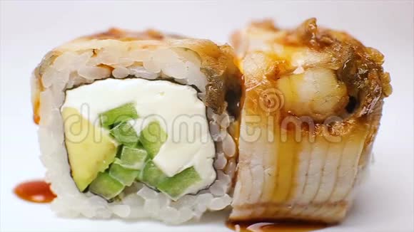 豪华日本餐厅寿司料理Piromaki配油炸三文鱼洋葱和新鲜黄瓜视频的预览图