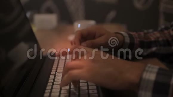 人在笔记本电脑键盘上打字增强现实全息图字母图形绘制编码软件和视频的预览图