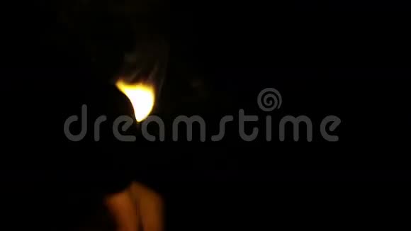 在黑色背景上点燃蜡烛的火柴上特写视频的预览图