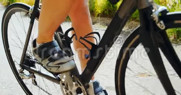 高级骑自行车的人在乡村四公里的公路上骑自行车视频的预览图