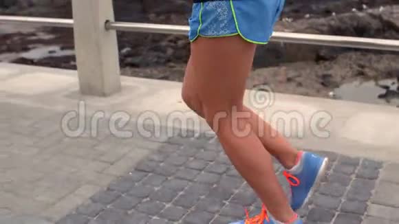 女腿在海边奔跑视频的预览图